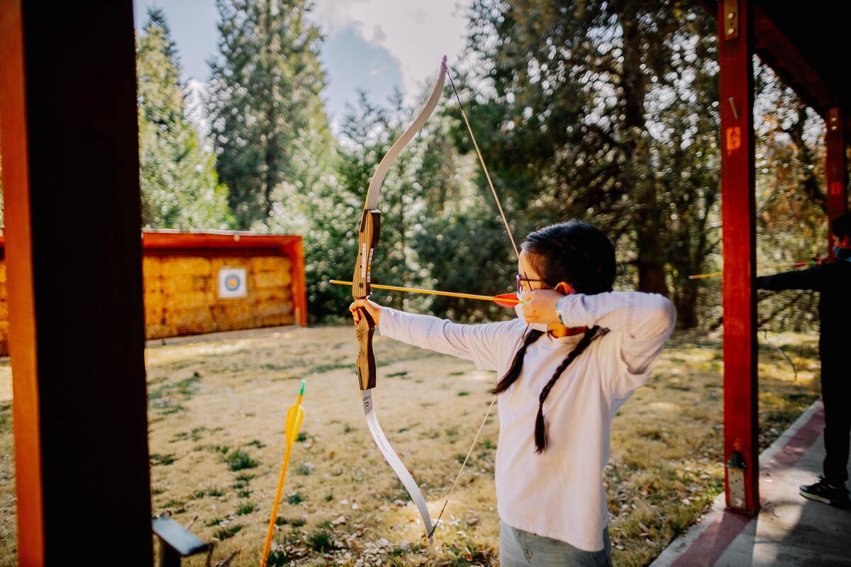 Menina com arco e flecha.