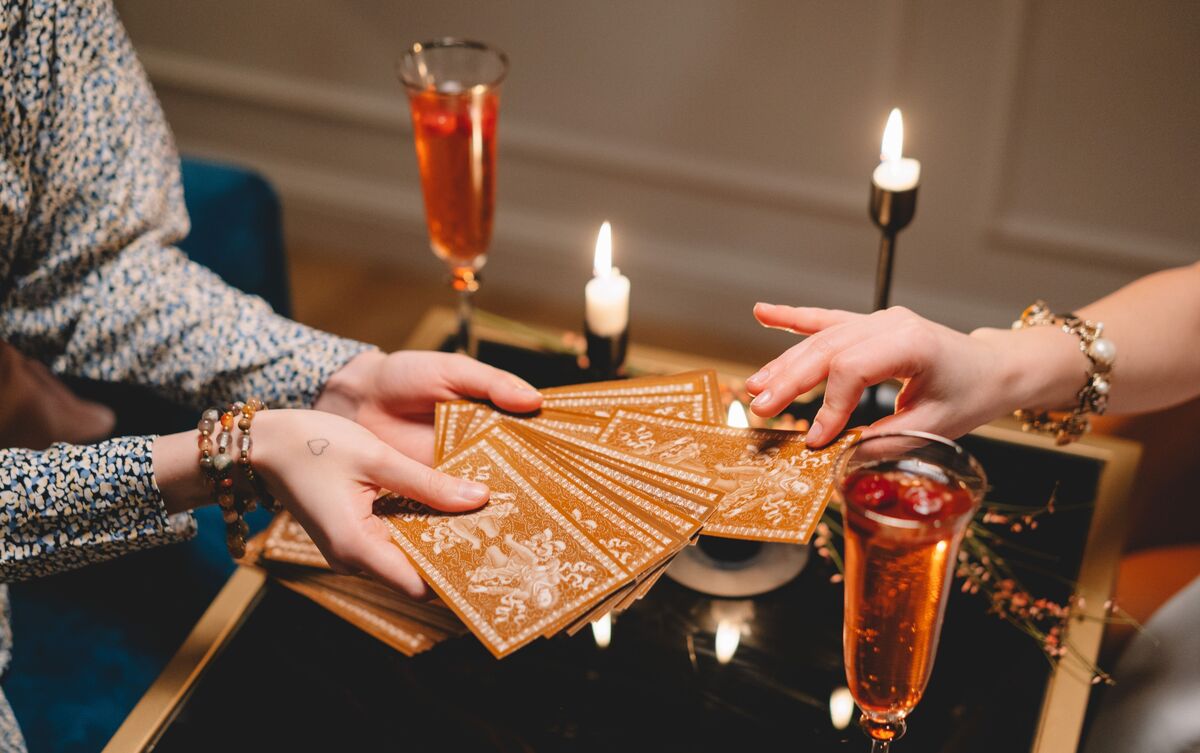 Pessoas fazendo tiragem de cartas de Tarot.