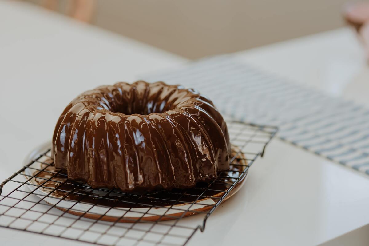 Bolo de chocolate em descanso.