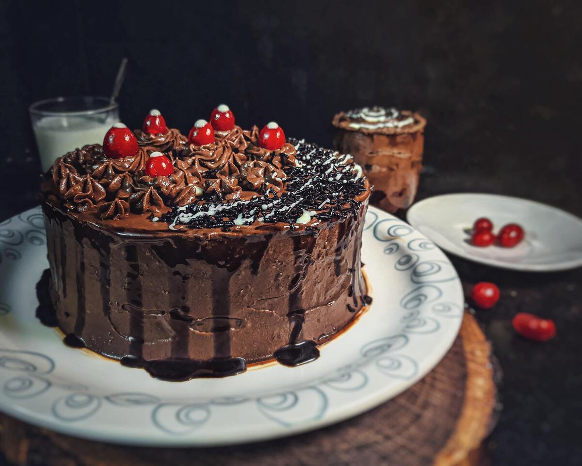 Bolo de chocolate em um prato. 