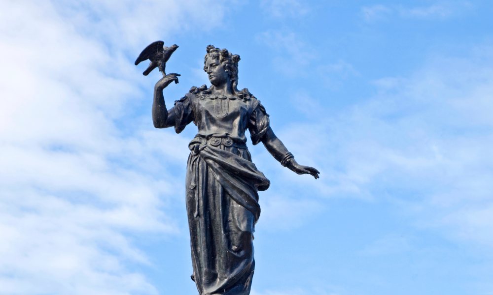 Estátua da Deusa Freya, céu ao fundo.