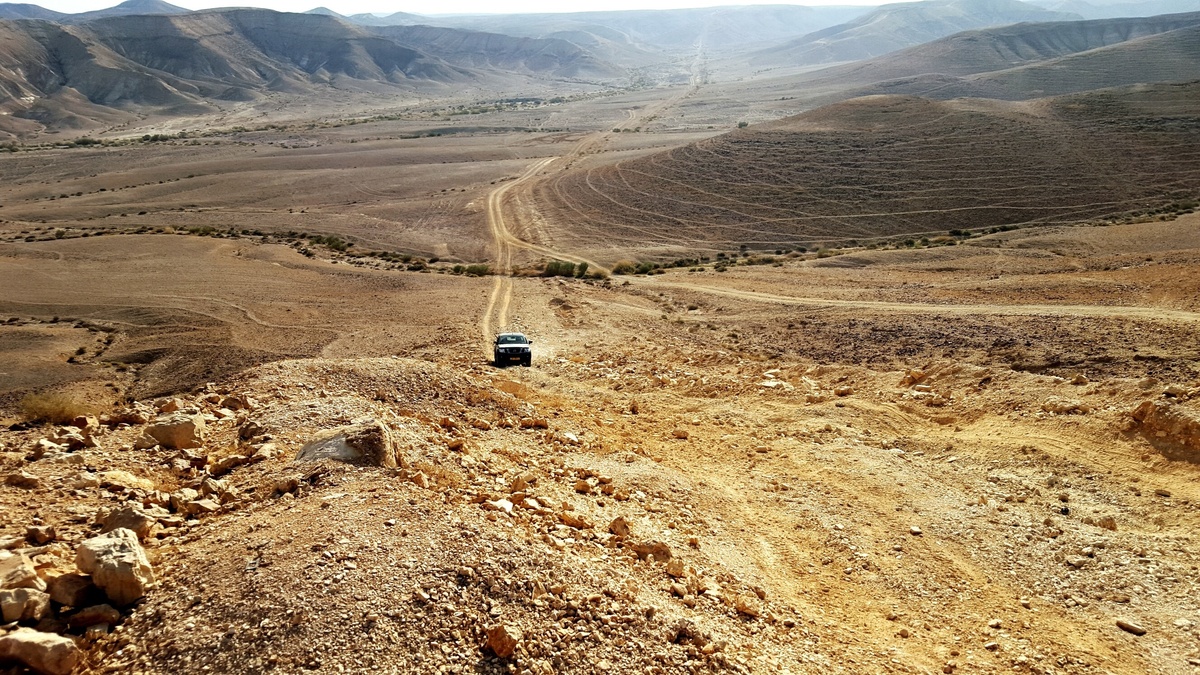 Estrada de terra seca e sinuosa.