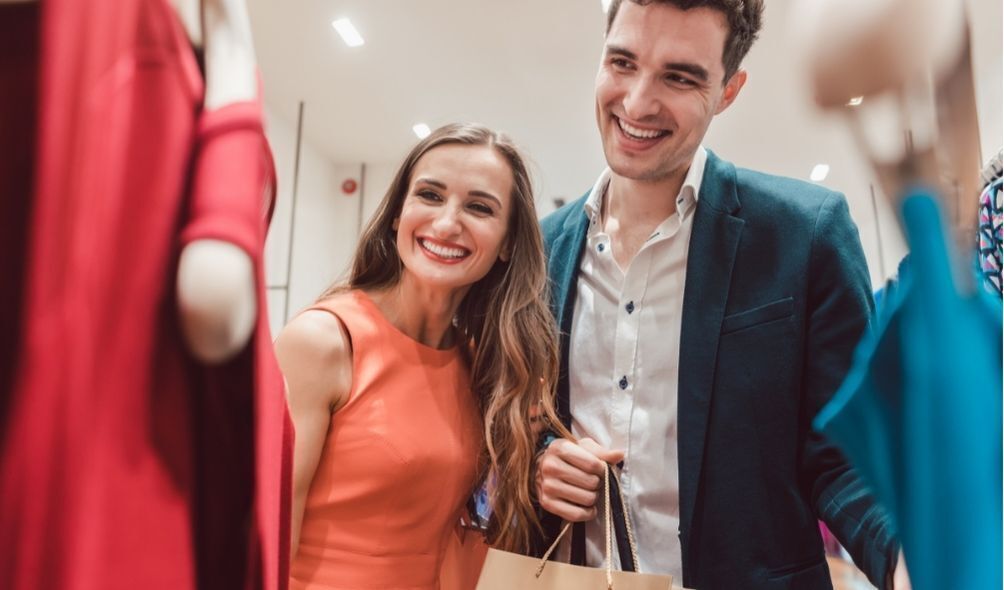 Casal comprando roupas em uma loja