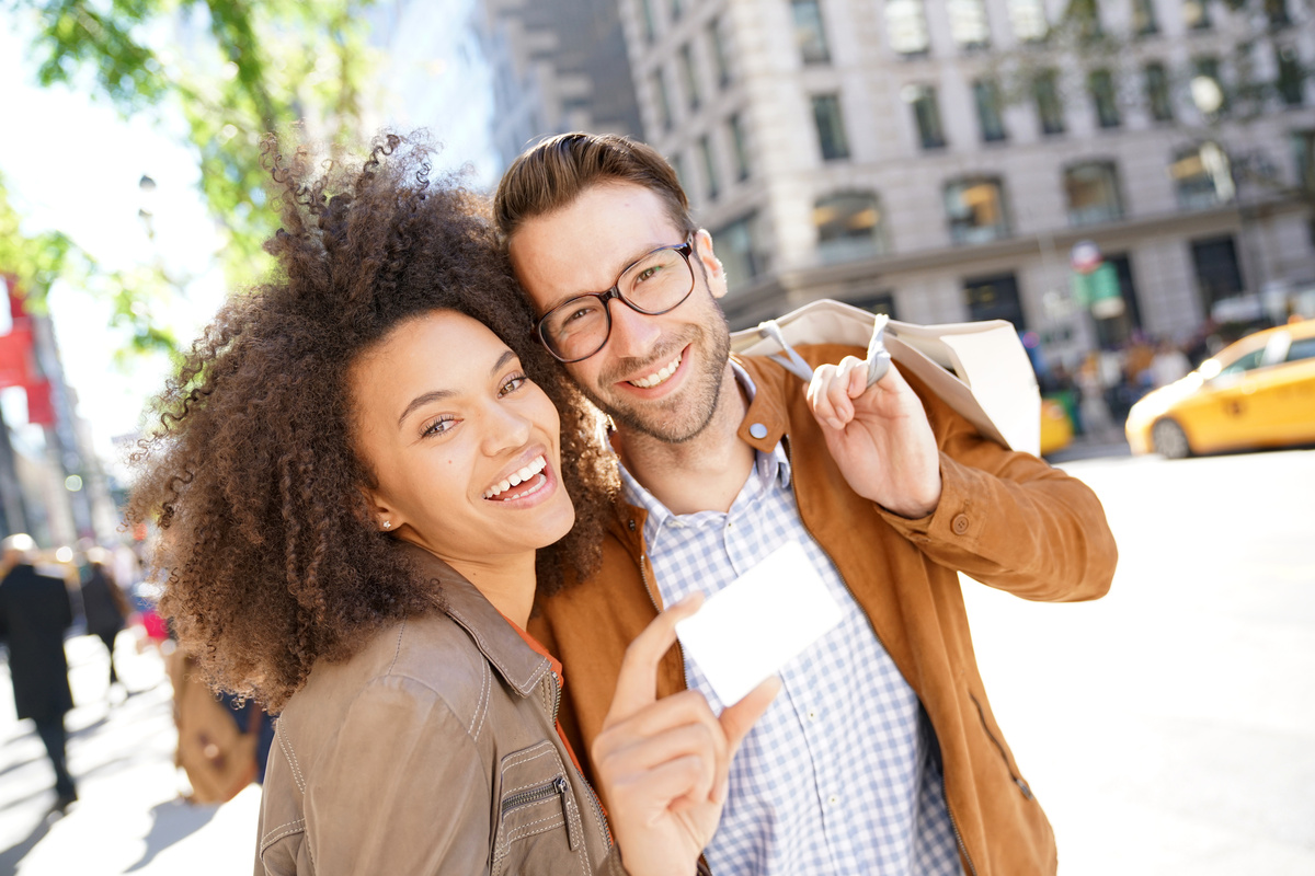 Um homem e uma mulher com um papel na mão