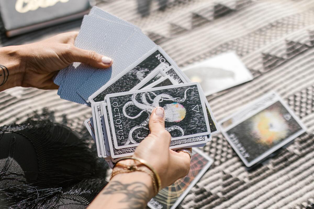 Mãos segurando cartas de tarot