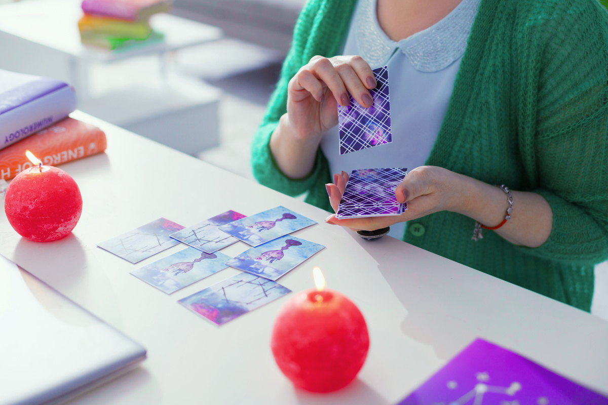 Uma mulher com cartas de tarot nas Mãos