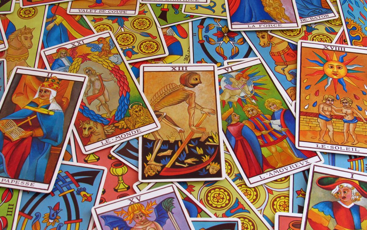 Cartas de Tarot espalhadas.