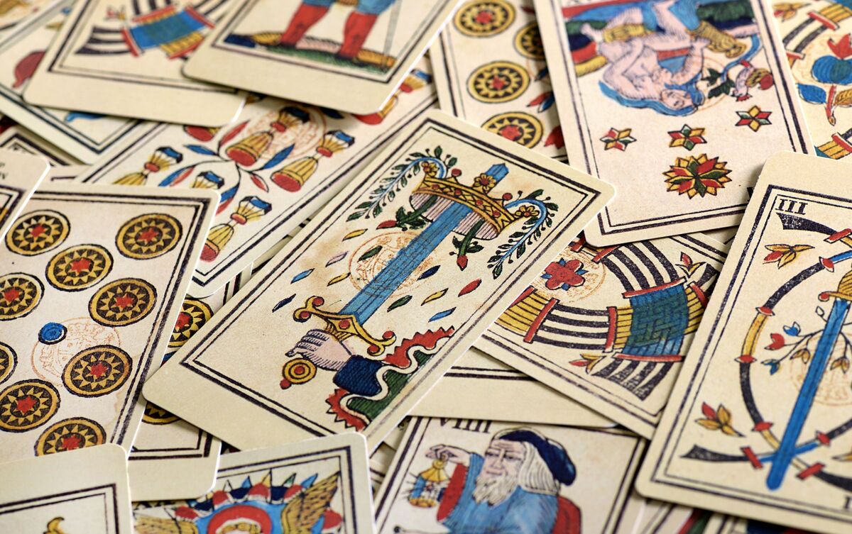 Cartas de Tarot espalhadas.