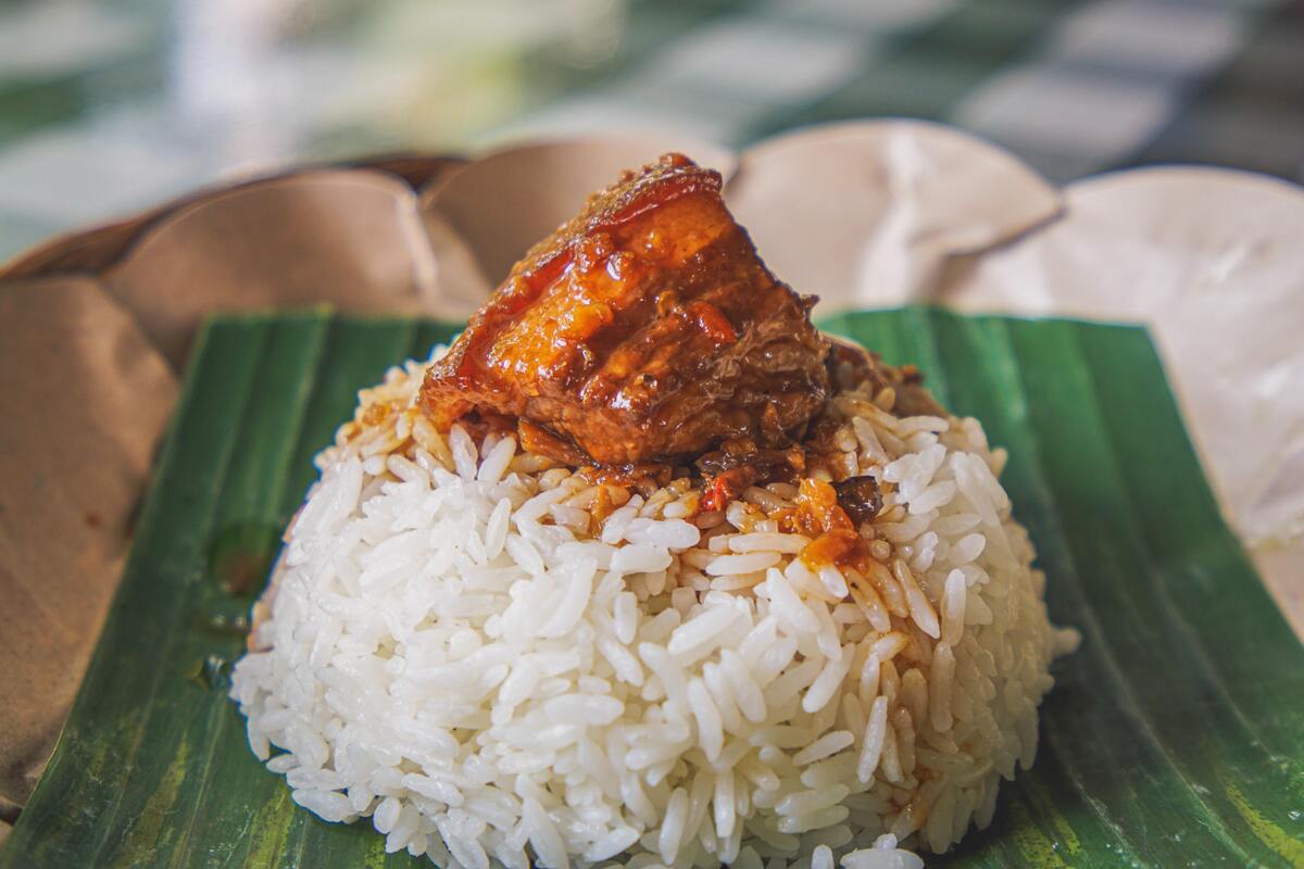 Prato de arroz com proteína. 