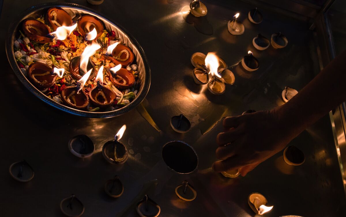 Velas acesas para ritual de amor.