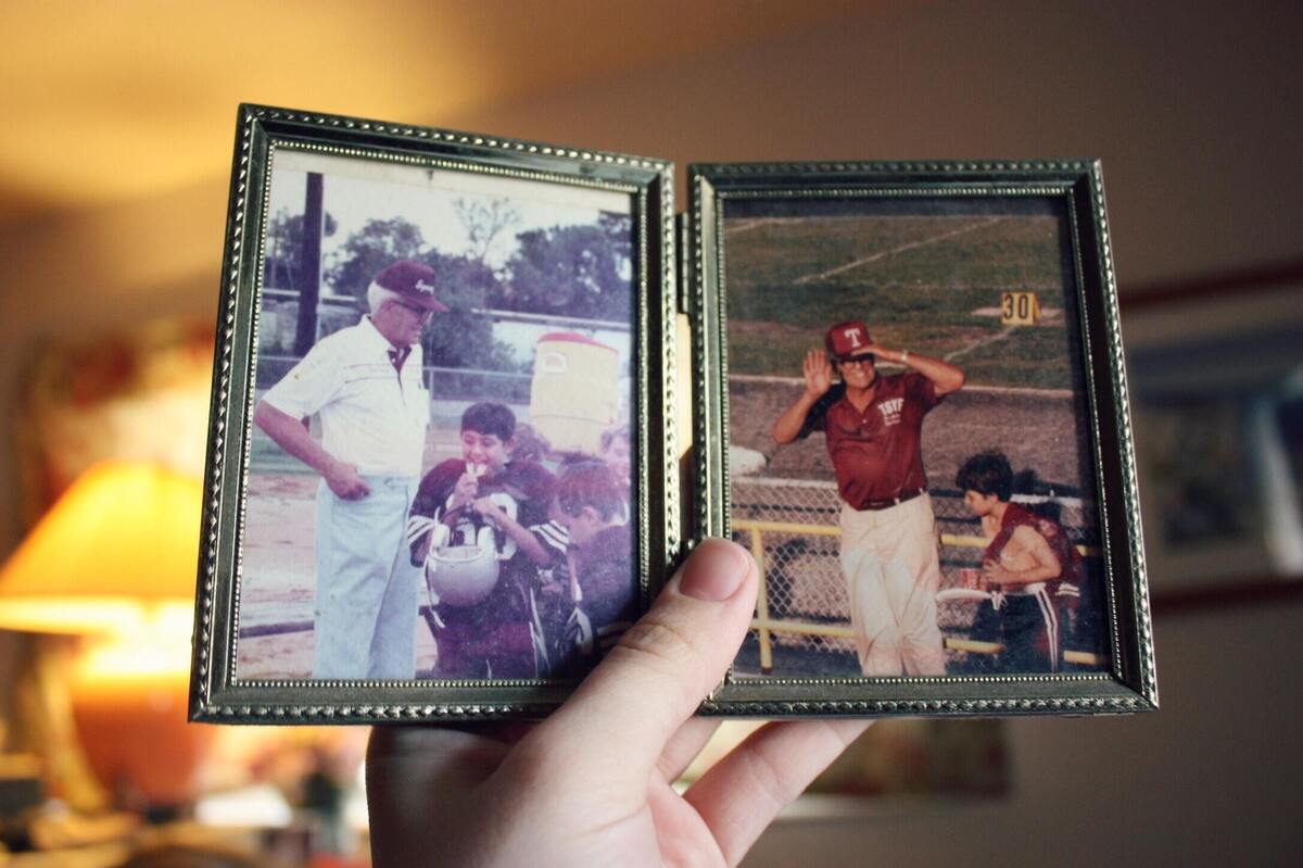 Dois porta-retratos de um homem jogando baseball e um pai com seu filho. 