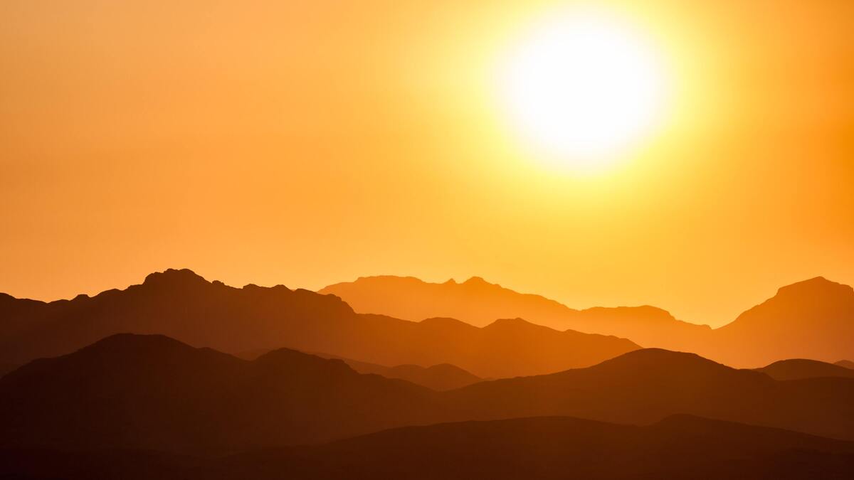 Paisagem de sol e montanhas. 