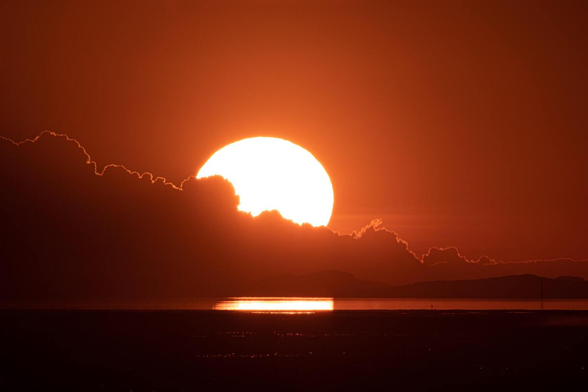 Sol atrás das nuvens. 