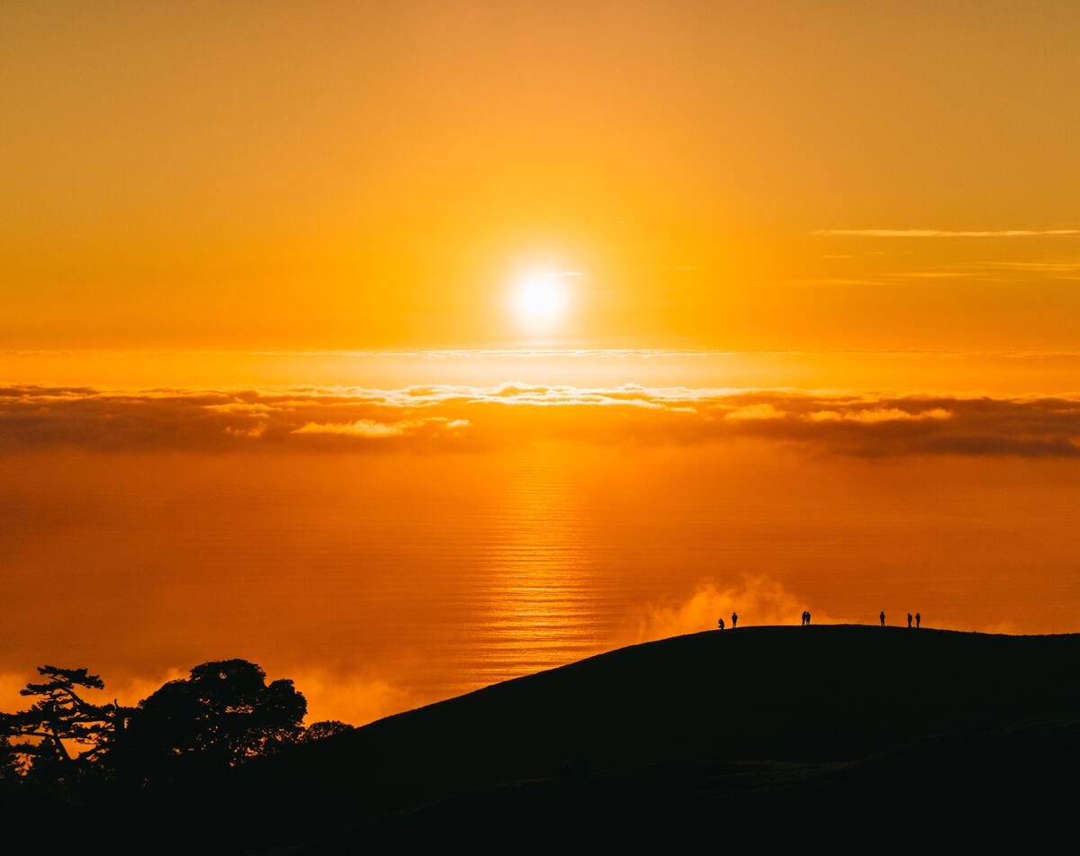 Paisagem com o sol nascendo. 