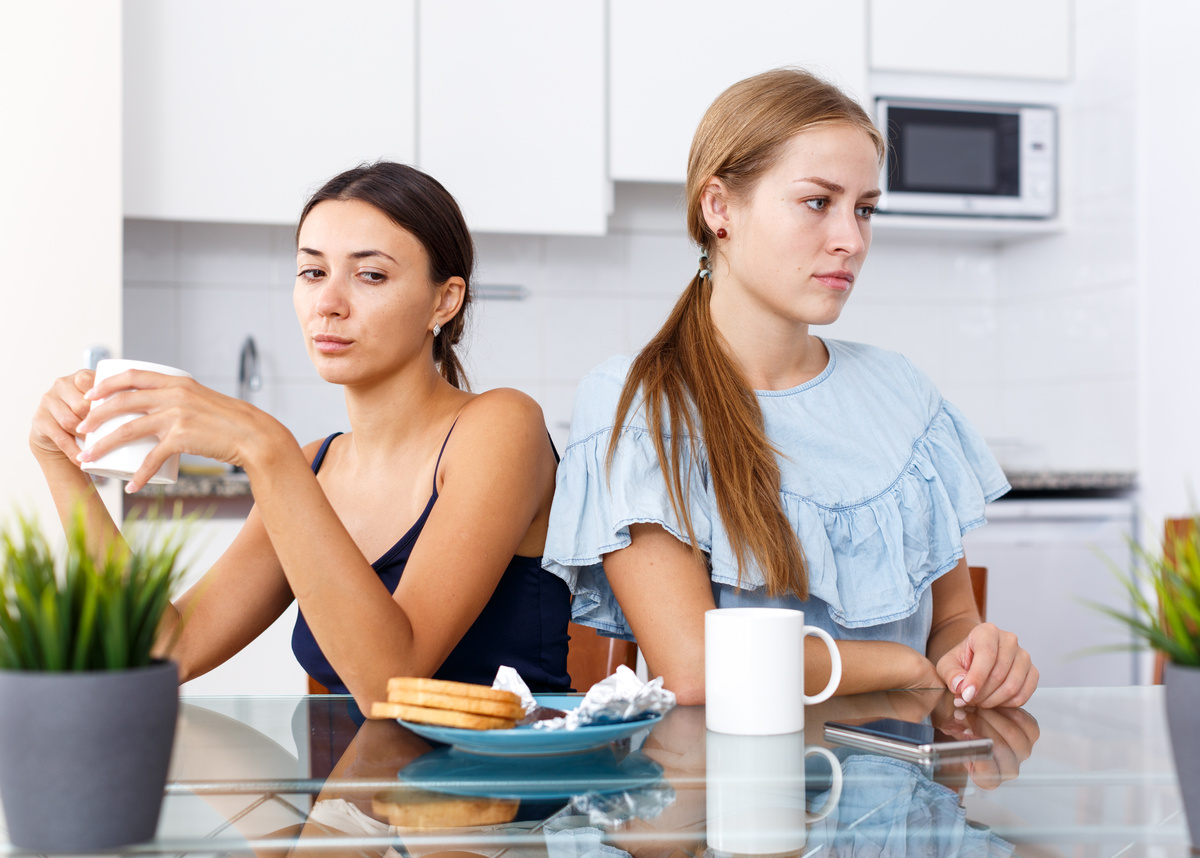 Duas mulheres sentadas