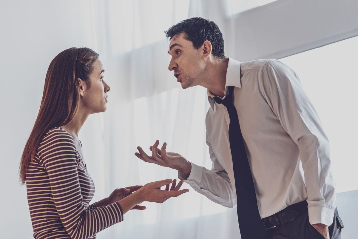 Casal discutindo em uma briga. 