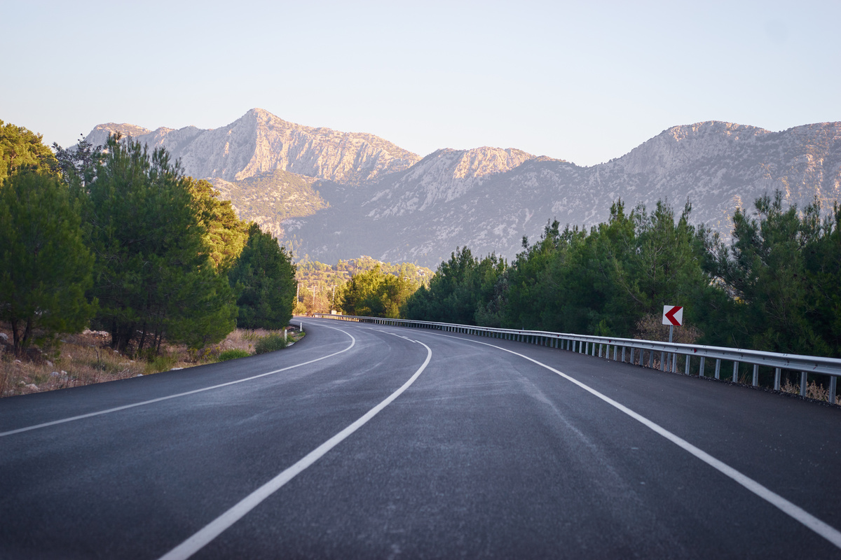 Uma estrada com árvores