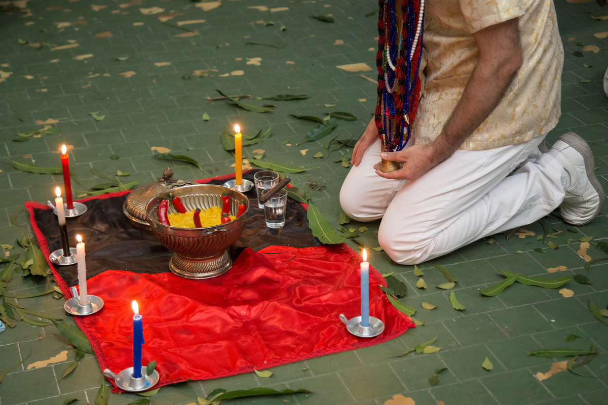 Pessoa de religião de matriz africana realizando ritual.