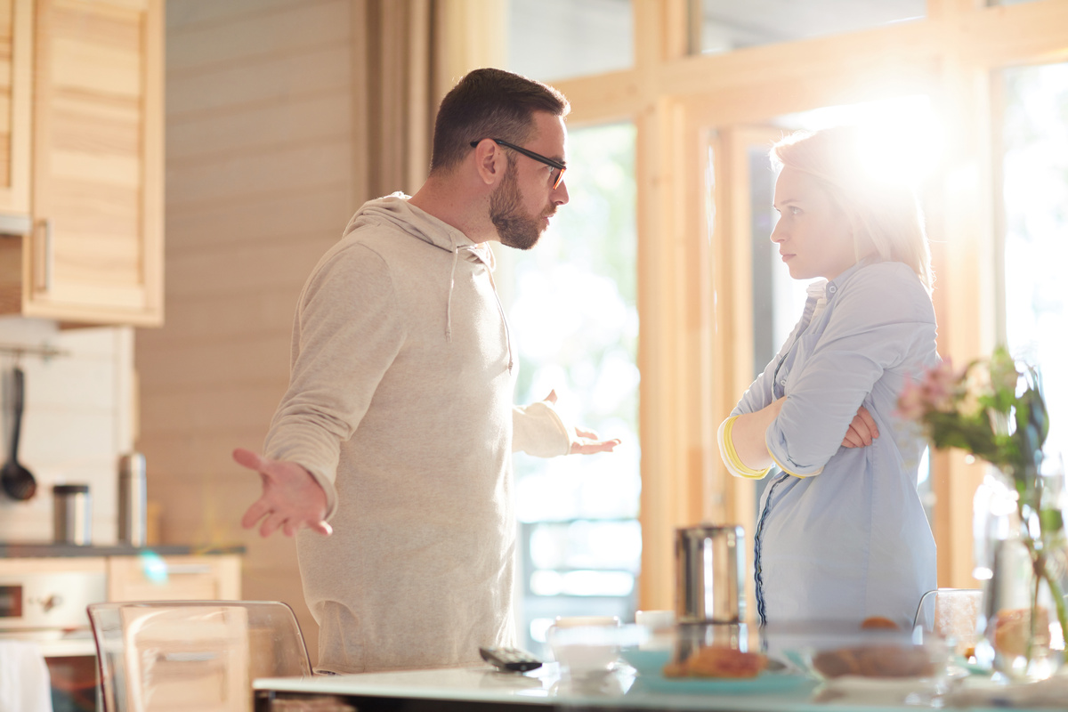 Casal de namorado discutindo na cozinha