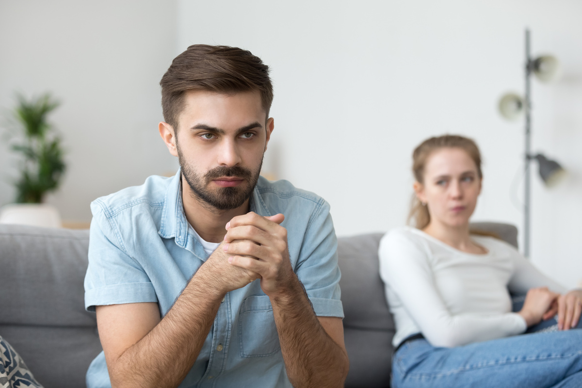 Casal brigado em sofá