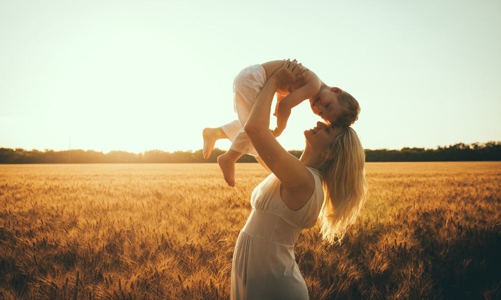 mãe com bebe no colo