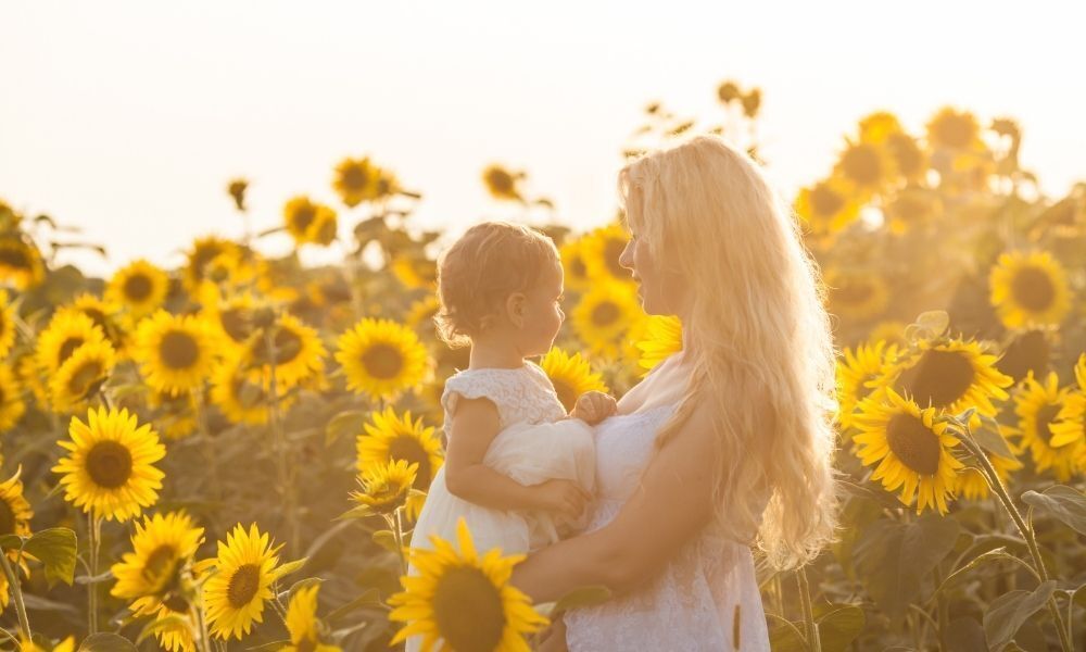 mãe com filho no colo