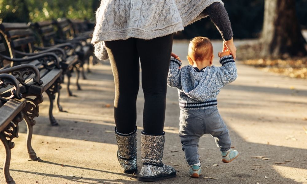 mãe ensinando filho a andar