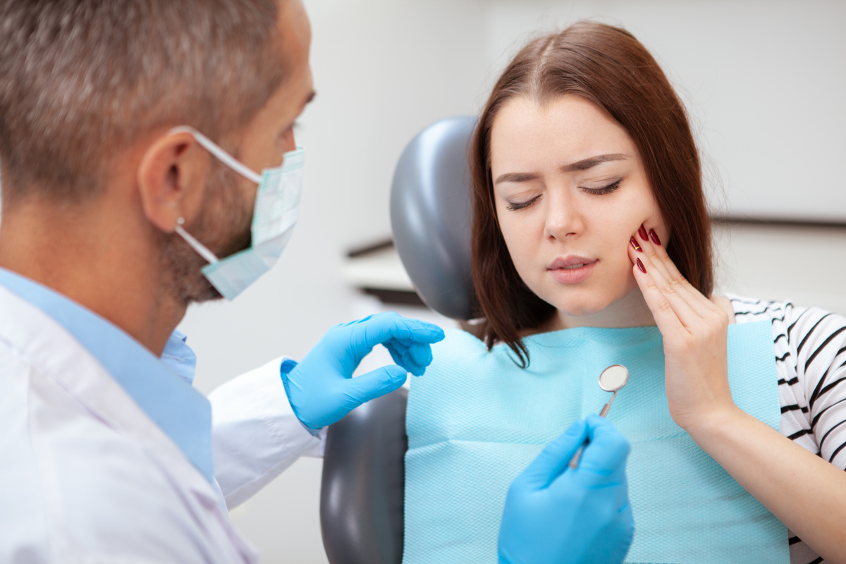 Mulher no dentista com dor de dente