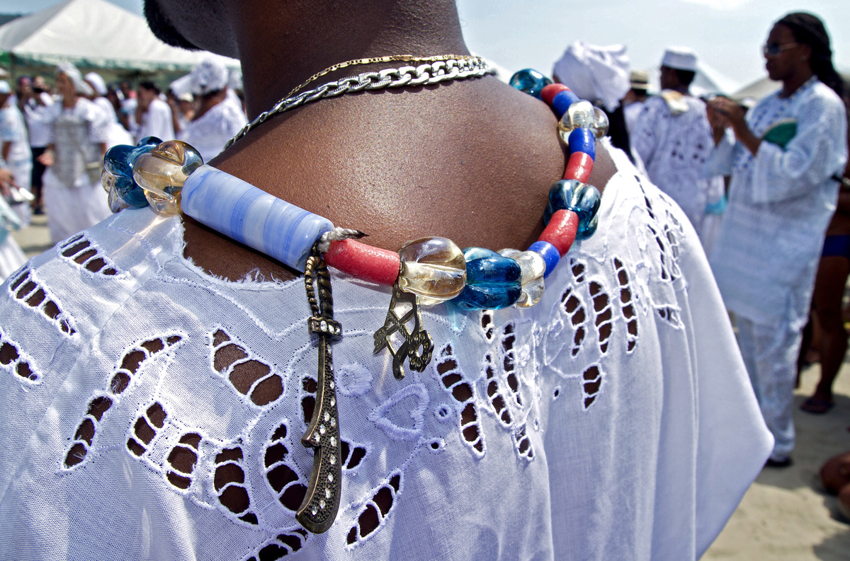 Praticante do Candomblé vestido com vestimentas da religião.