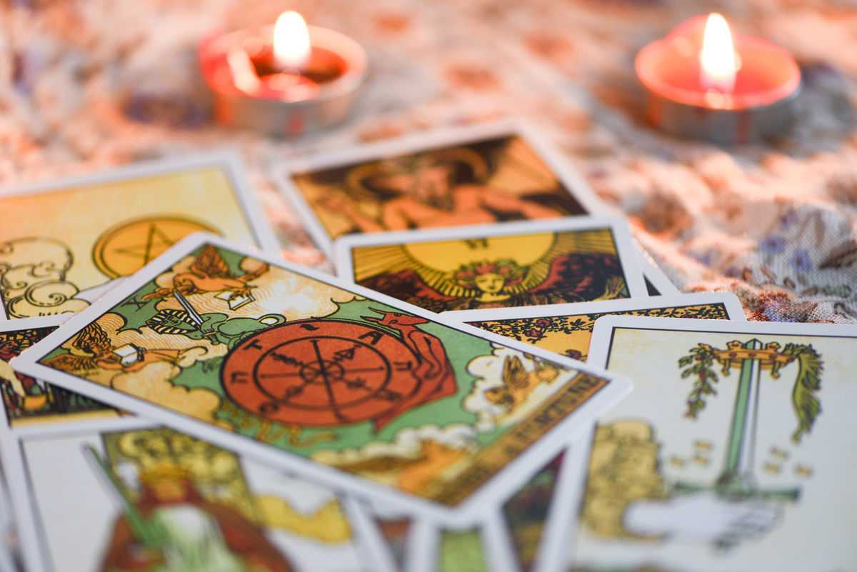 baralho de tarot e velas acesas