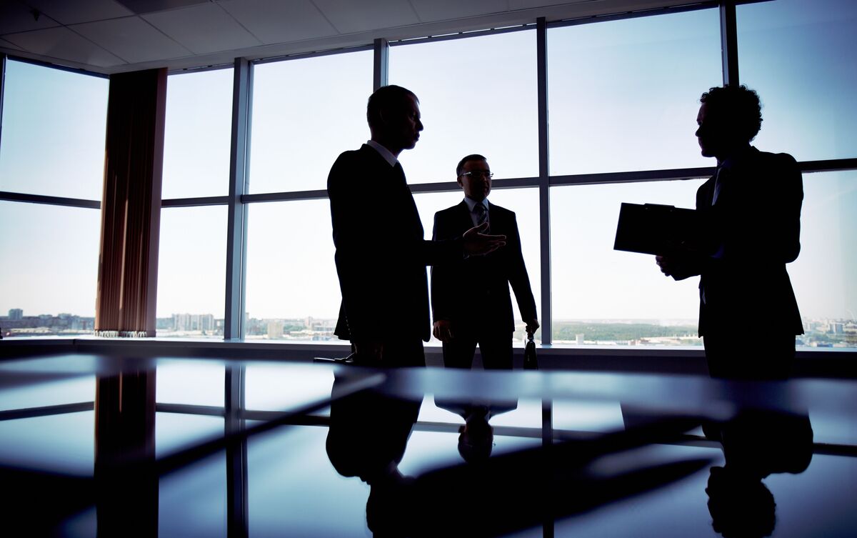 Pessoas em ambiente executivo de trabalho.