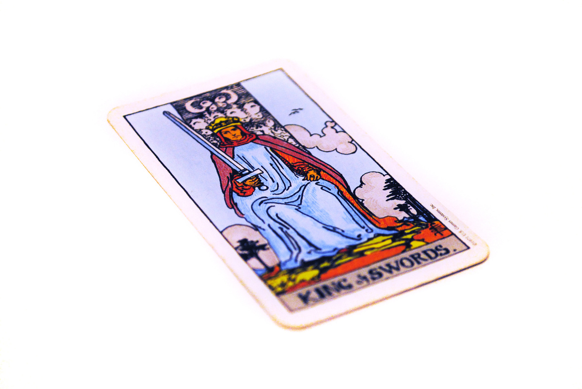 Carta Rei de Espadas do Tarot em fundo branco.