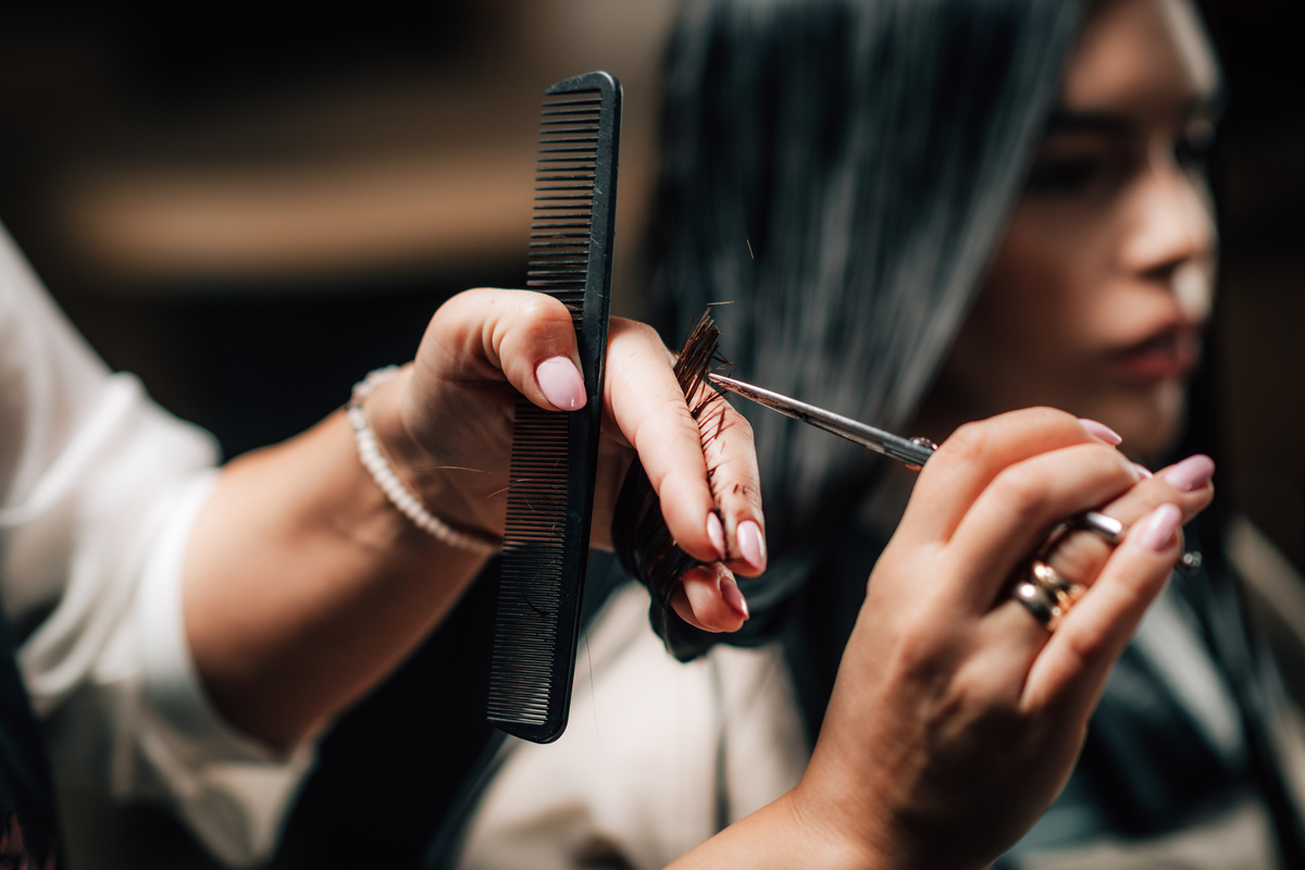 Mulher cortando o cabelo