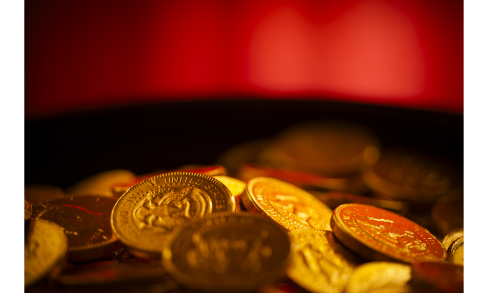 Moedas de ouro, fundo vermelho.