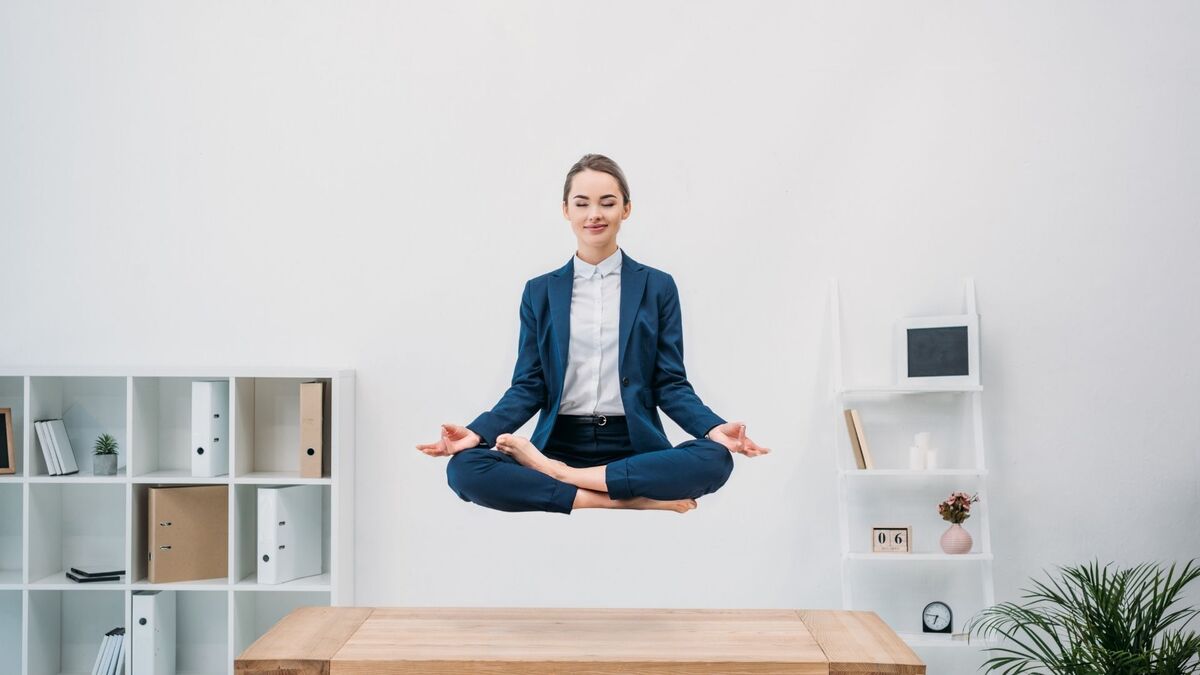 Mulher levitando no trabalho.