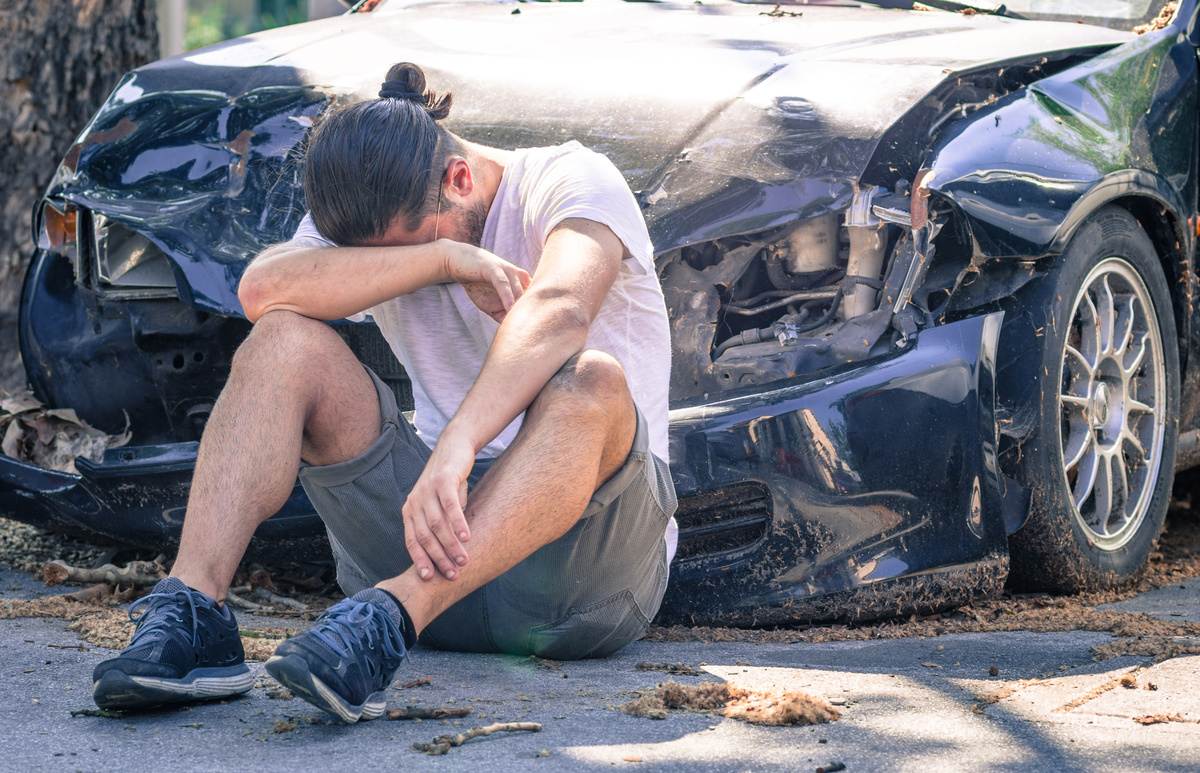 Homem chorando após batida de carro