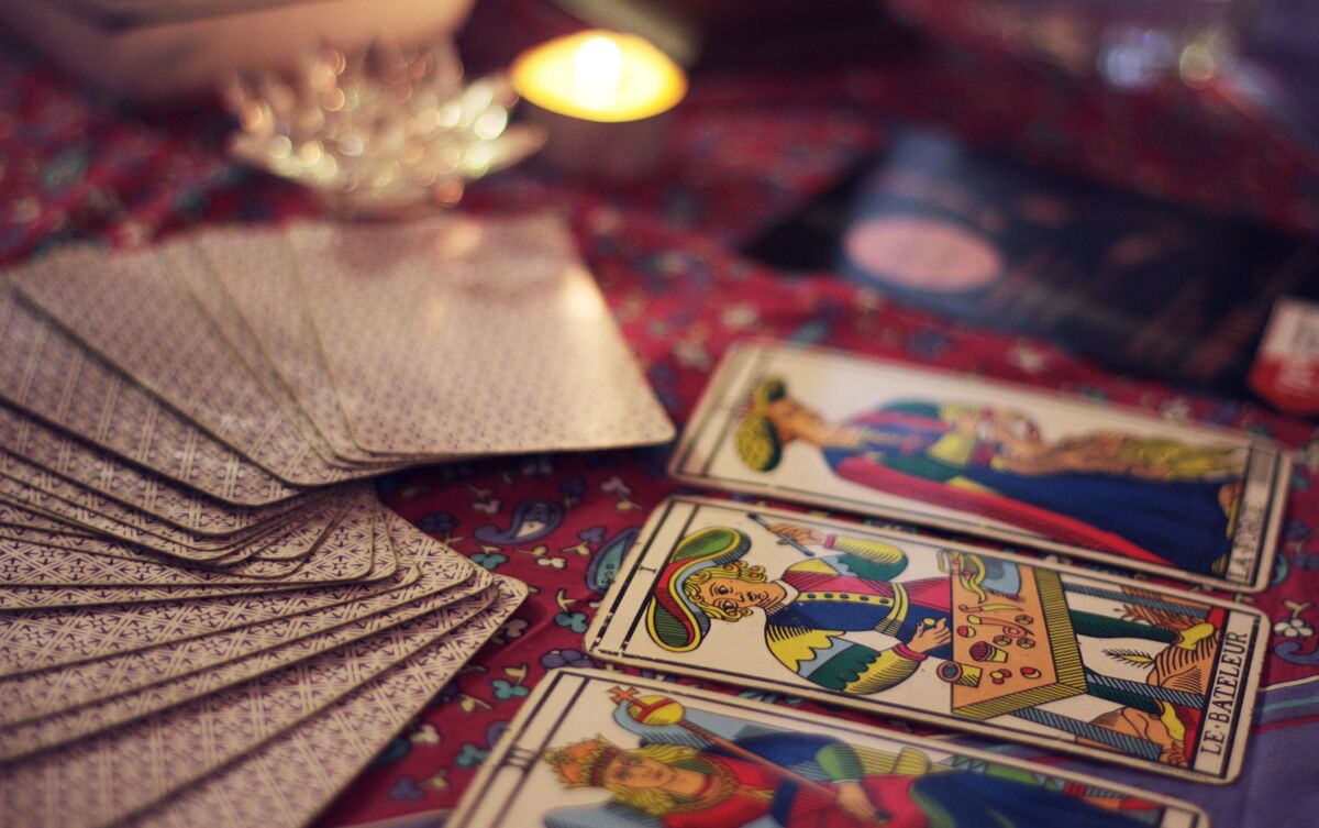 Cartas de Tarot espalhadas.