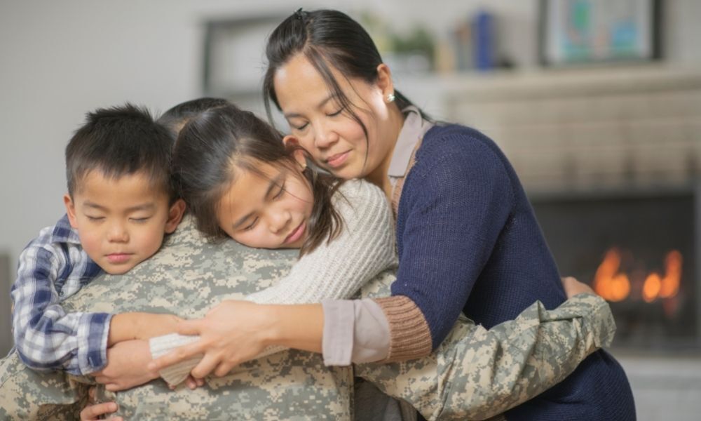 familia abraçando pai