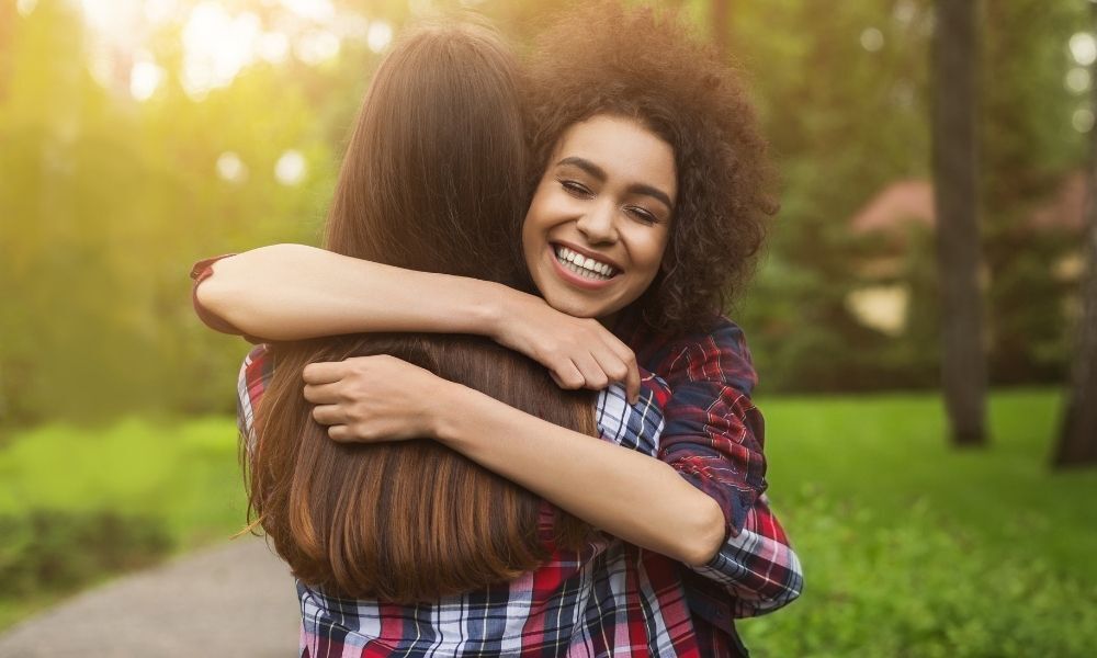 amigas se abraçando