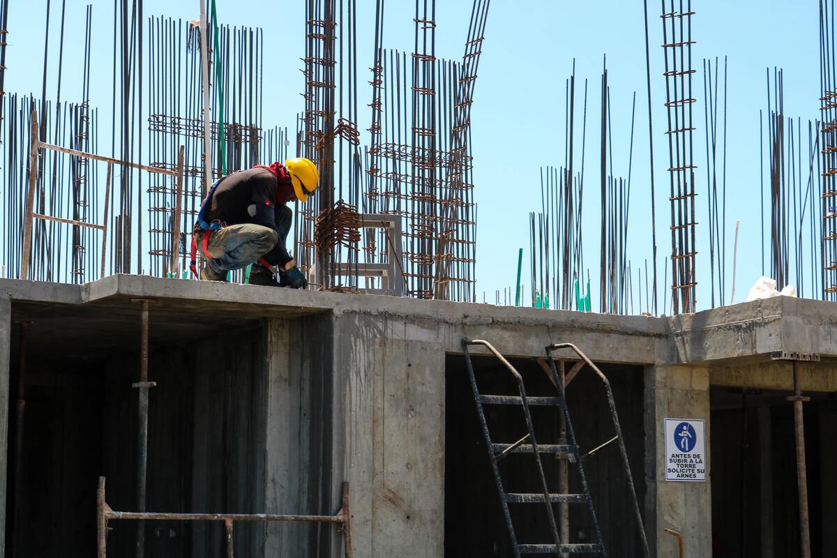 Um homem na construção civil. 