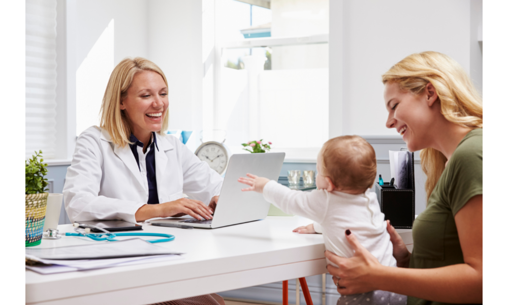 Mãe e bebê em uma consulta médica.