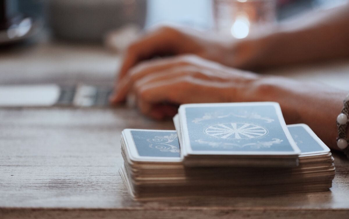 cartas de Tarot sobre mesa de madeira.