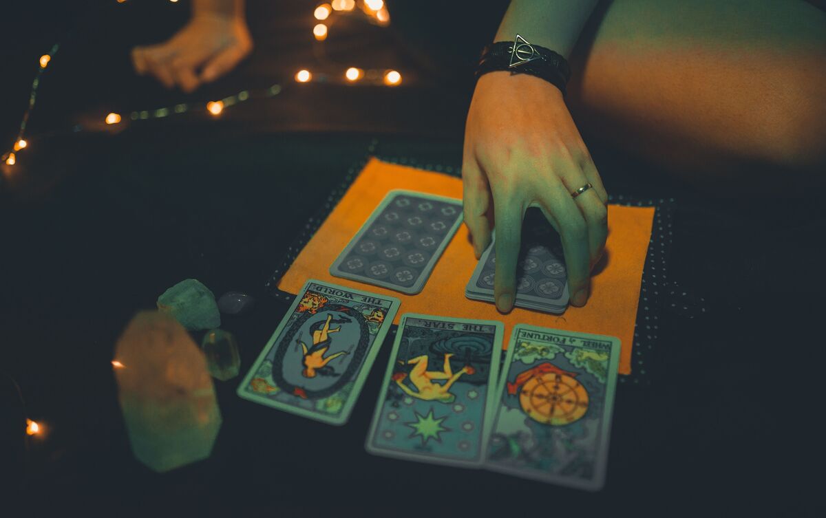 Cartas de Tarot viradas para baixo.