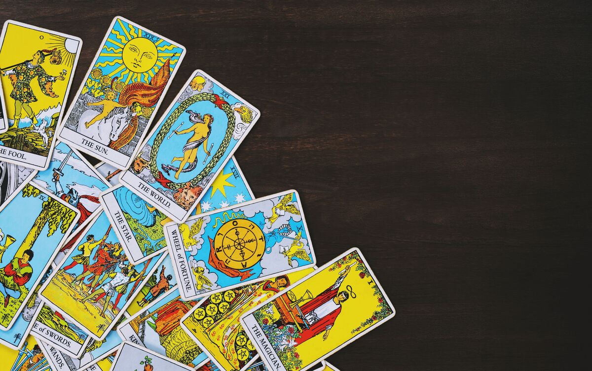 Arcanos maiores do Tarot espalhados.