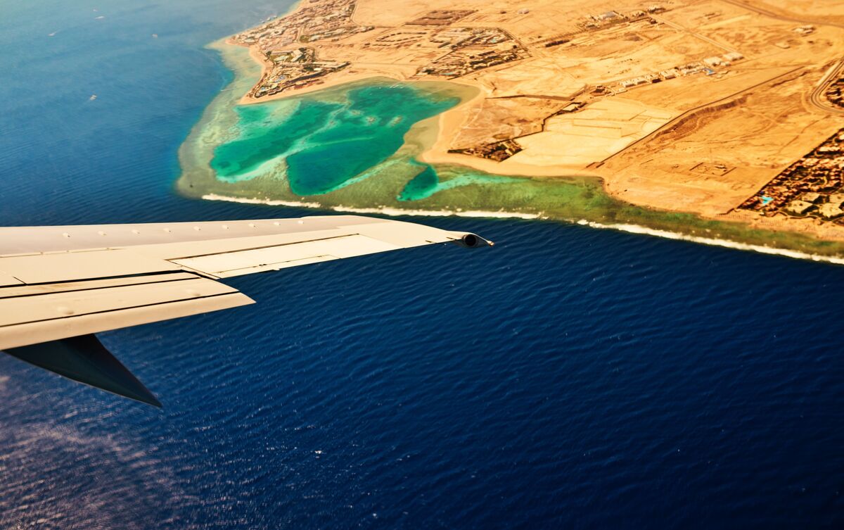 Avião plano sobre mar.