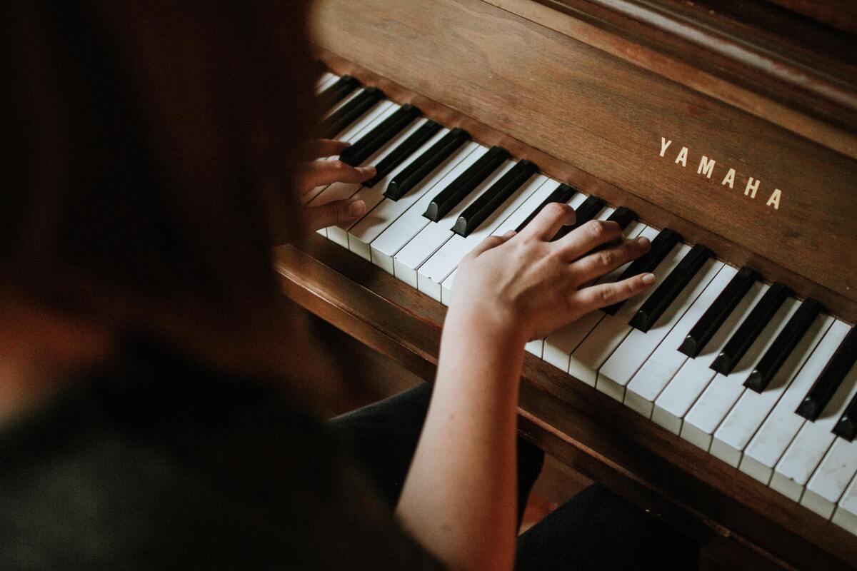 Piano sendo tocado. 