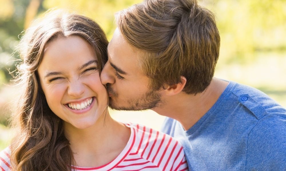 amigos se beijando no rosto