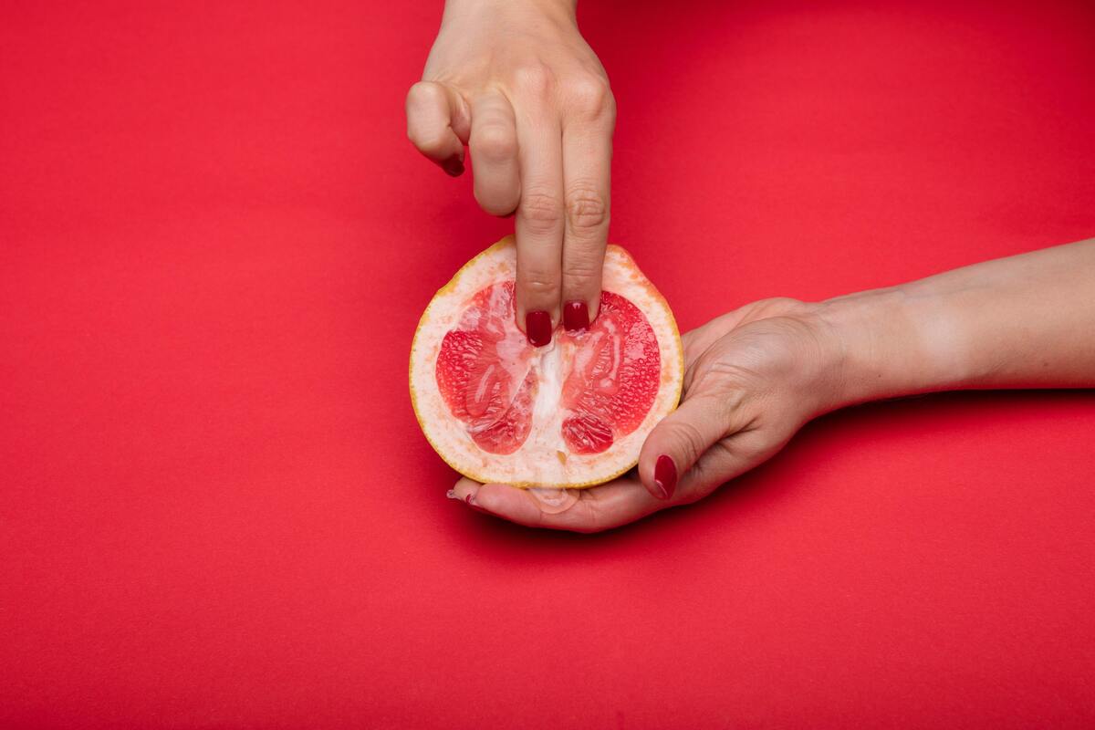 Uma fruta representando uma vagina. 