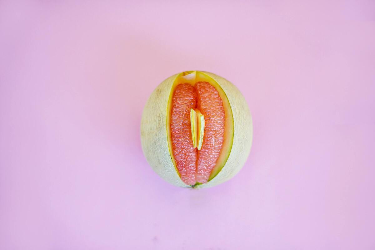 Uma fruta representando uma vagina. 