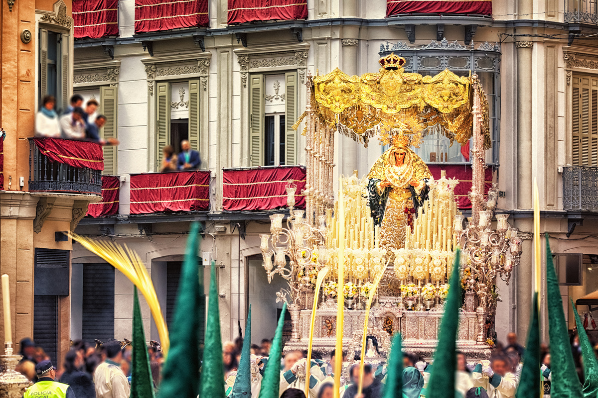 Procissão católica na rua com imagem de Santa